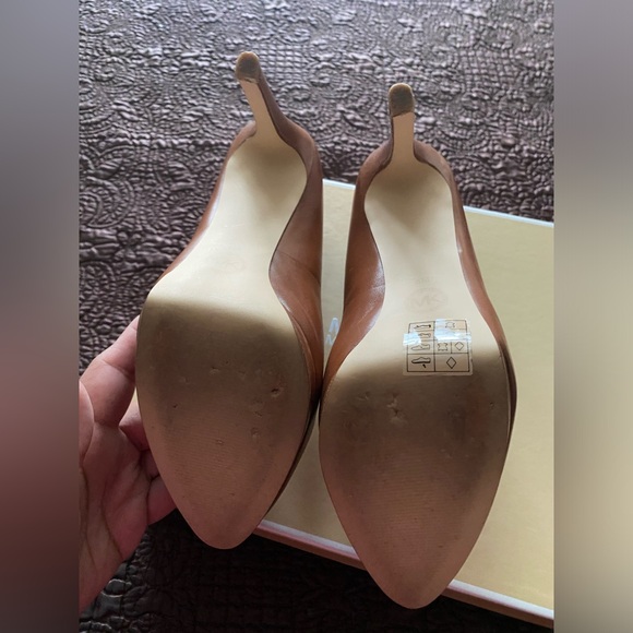 Michael Kors Hamilton Pumps. Like New! Size 8. - Picture 3 of 7